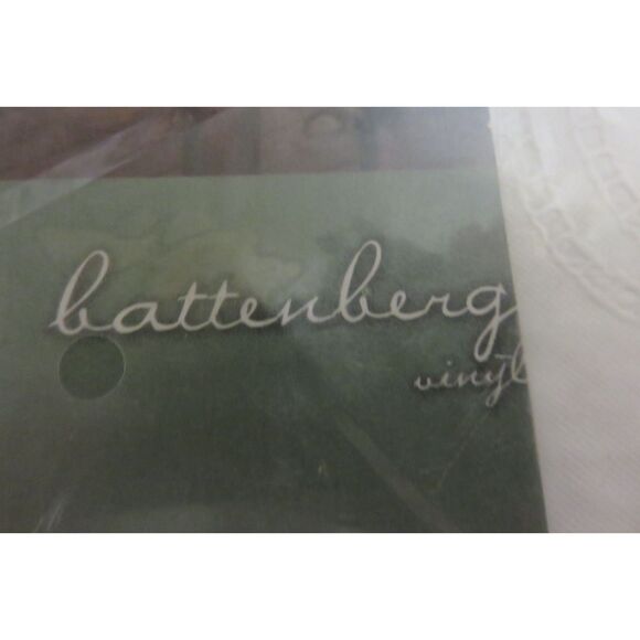 VINTAGE NEW IN PACKAGE HOMETRENDS 60 X 104 VINYL BATTENBERG LACE TABLE CLOTH - Picture 2 of 3
